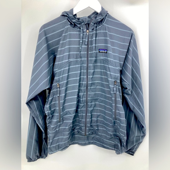 Patagonia Men’s Zippered Gray Striped Jacket Size S Hooded Gently Used